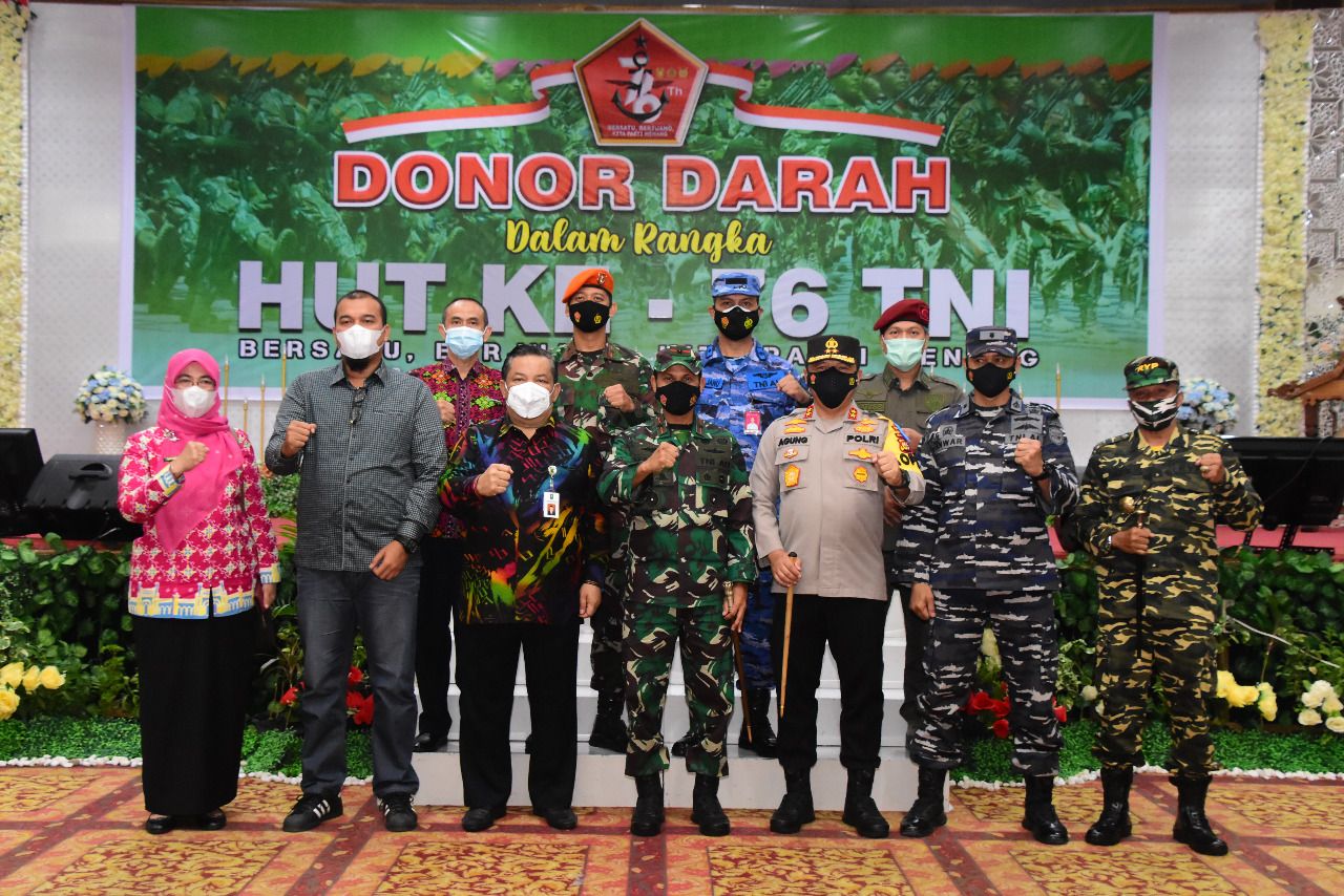 Ketua Komisi I DPRD Riau Ade Agus Hartanto (dua kiri) berfoto bersama Danrem 031/WB Brigjen TNI M Syech Ismed, Kapolda Riau Irjen Pol Agung Setya Imam Effendi, Danlanud Roesmin Nurjadin Marsma TNI Andi Kustoro serta beberapa unsur pimpinan TNI lainnya pad